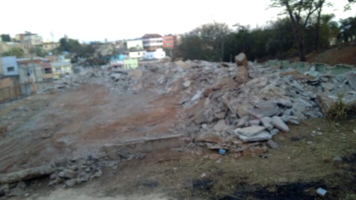 Terceirizada da Prefeitura de Itabira derruba muro de sítio no bairro Jardim das Oliveiras
