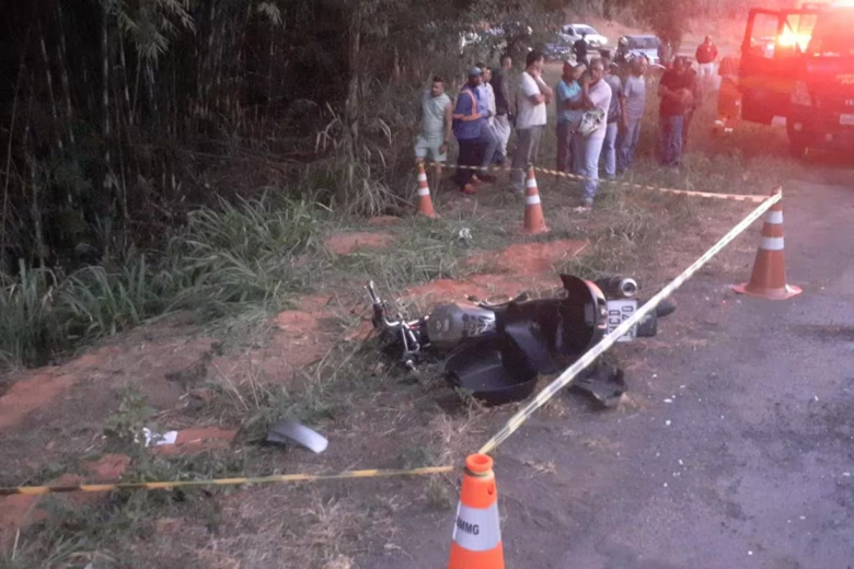 Motociclista colide com caminhão, é arremessado em barranco e vem a óbito na BR-381