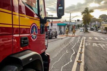 Kombi é consumida pelo fogo em Guanhães