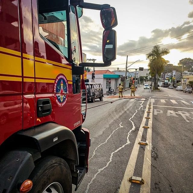 Kombi é consumida pelo fogo em Guanhães