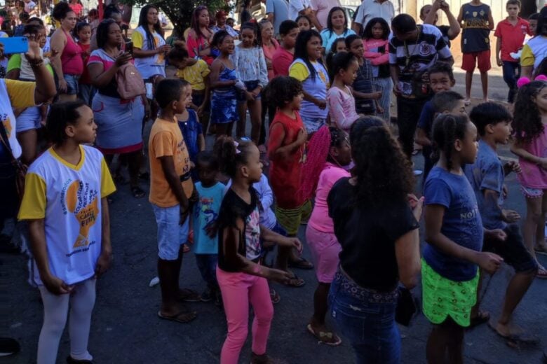 Projeto Cabeça Feita promove rua de lazer no bairro João XXIII com Papai Noel e show da cantora Rebeca Kennye