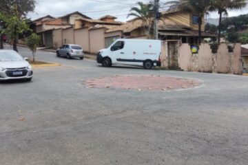 Carro bate em motocicleta na rotatória da avenida Central