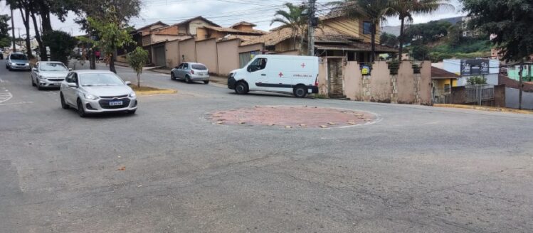 Carro bate em motocicleta na rotatória da avenida Central