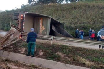 Acidente na BR-381, em Bom Jesus do Amparo, interdita rodovia nos dois sentidos