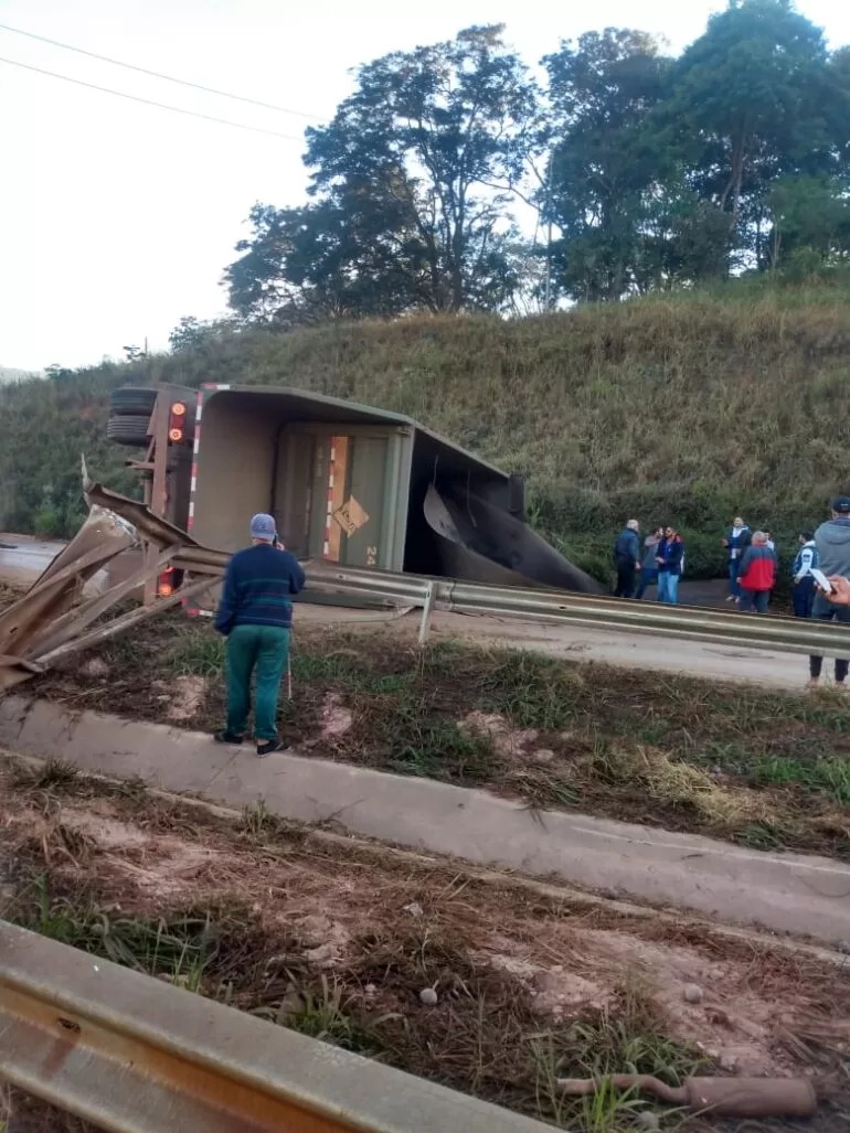 Acidente na BR-381, em Bom Jesus do Amparo, interdita rodovia nos dois sentidos