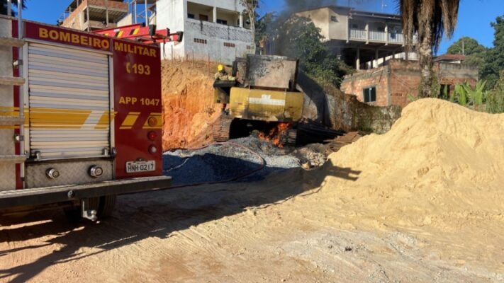 Retroescavadeira pega fogo no bairro Gabiroba, em Itabira