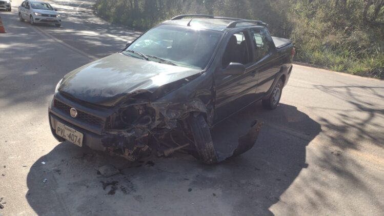 Colisão frontal na AMG-1210 deixa dois feridos em Itabira