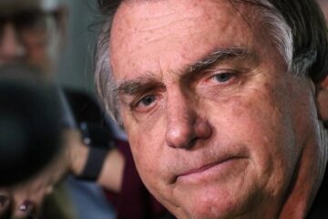 Apoiadores de Bolsonaro fazem buzinaço em frente ao condomínio onde ele mora