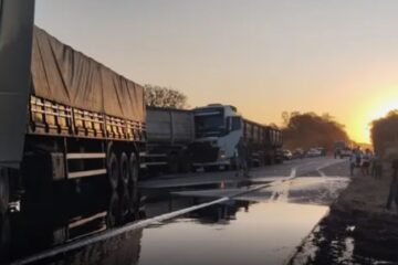 Acidente causa bloqueio que já dura 17 horas na BR-262; não há previsão para liberação da rodovia