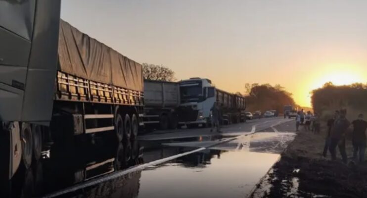 Acidente causa bloqueio que já dura 17 horas na BR-262; não há previsão para liberação da rodovia