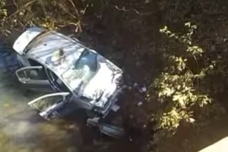 Carro com equipe do cerimonial de Zema cai em córrego, em Unaí