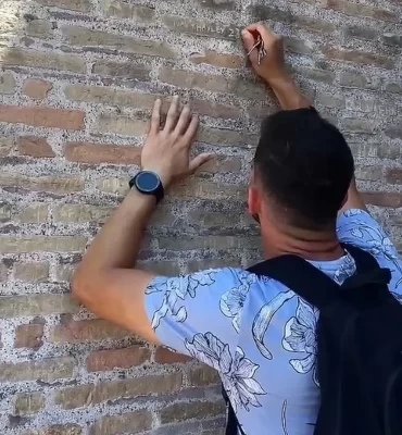 Itália procura por casal de turistas que viralizou gravando seus nomes nas paredes do Coliseu