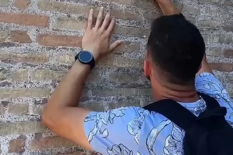 Itália procura por casal de turistas que viralizou gravando seus nomes nas paredes do Coliseu