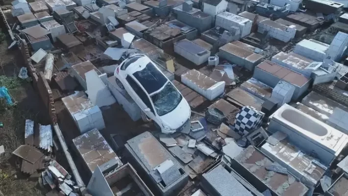 Ciclone no RS: bebê é um dos mortos; carro vai parar em cemitério no interior
