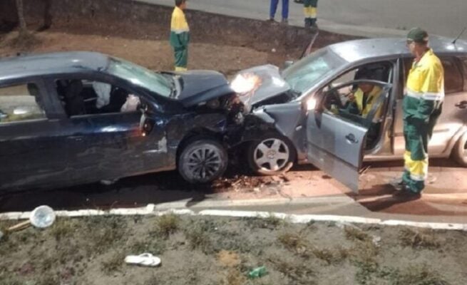 Homens roubam carro, tentam matar policiais durante perseguição e dois deles acabam presos em Monlevade