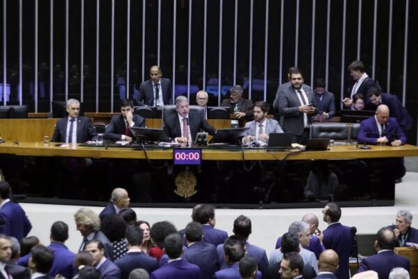 Governo federal liberou 1,7 bilhão em emendas parlamentares para aprovar a MP dos Ministérios