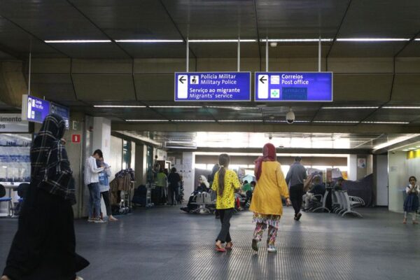 Afegãos acampados no Aeroporto de Guarulhos serão levados para Praia Grande, no litoral de SP