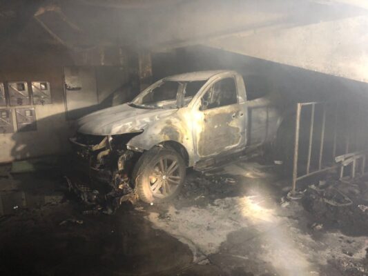 carro pega fogo em prédio no Buritis