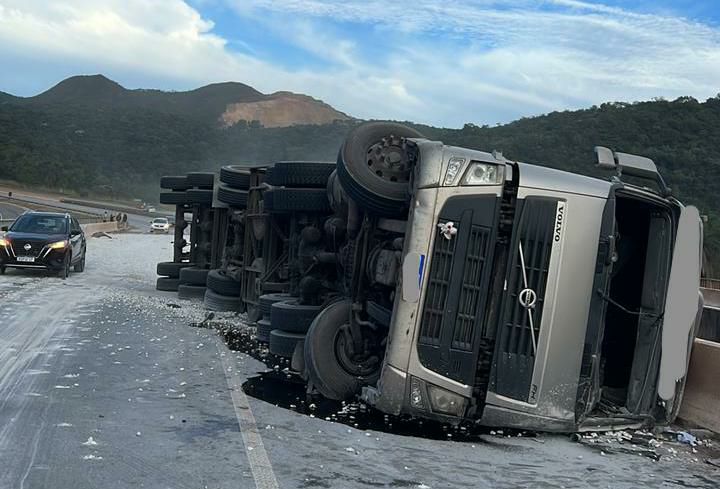 Carreta que transportava brita tomba e interdita faixas na BR-381, em Caeté