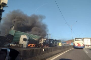 Colisão entre duas carretas interdita a BR-381, no Sul de Minas