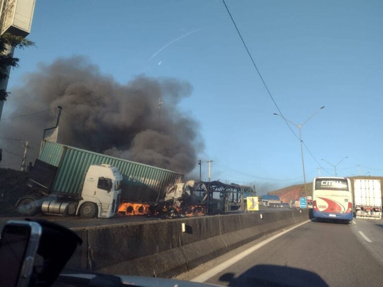 Colisão entre duas carretas interdita a BR-381, no Sul de Minas