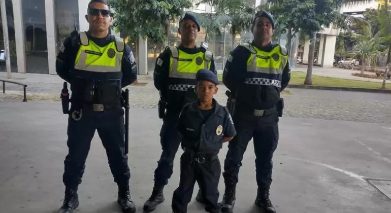 Criança ganha uniforme e miniatura da viatura da Guarda Municipal de Belo Horizonte