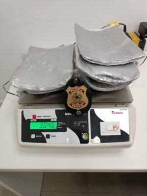 mulher é presa com cocaína no aeroporto de confins