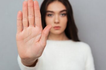 Juiz diz que toque sem consentimento só é assédio se durar 10s e internet reage