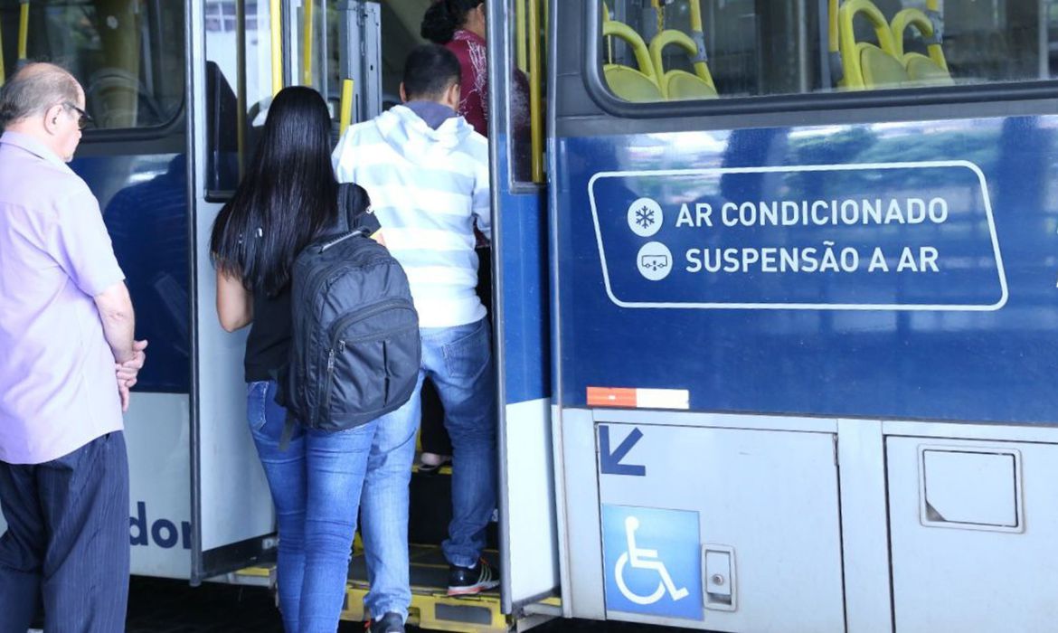 Todos os assentos dos ônibus passam a ser preferenciais em BH a partir de hoje (30)