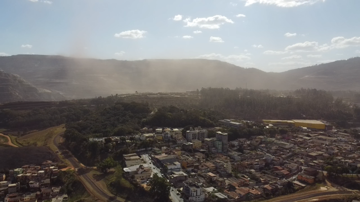 Itabira é atingida por mais uma nuvem de poeira vinda das minas da Vale; veja as imagens