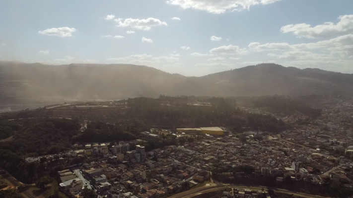 Itabira é atingida por mais uma nuvem de poeira vinda das minas da Vale; veja as imagens