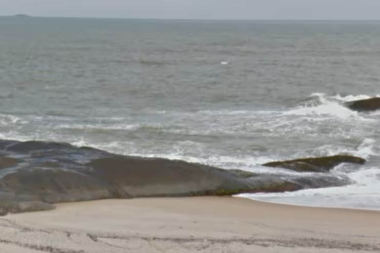 Corpo de mineiro que escorregou e caiu no mar em Guarapari é encontrado