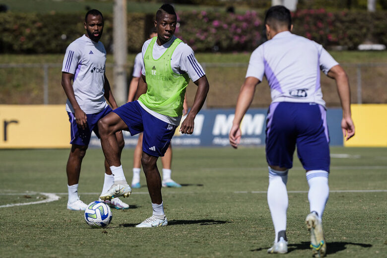 Cruzeiro tenta manter sequência sem derrotas diante do Vasco; Rádio Caraça transmite a partida ao vivo