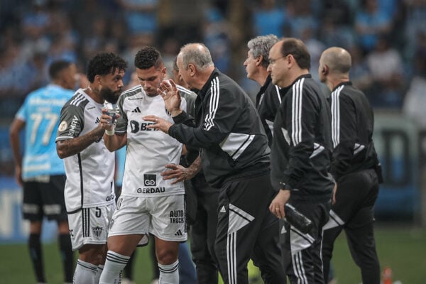 Após gol anulado e derrota para o Grêmio, Felipão critica VAR: "acabaram com o futebol"