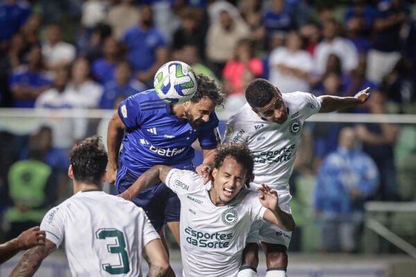 Goiás surpreende o Cruzeiro e sai da zona de rebaixamento do Brasileirão; veja os melhores momentos