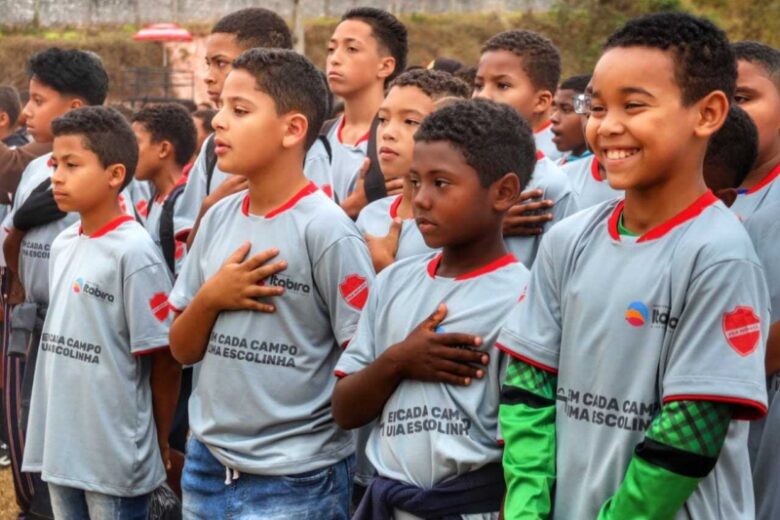 Projeto ‘Cada campo uma escolinha’ oferece aulas gratuitas de futebol feminino e masculino em Itabira