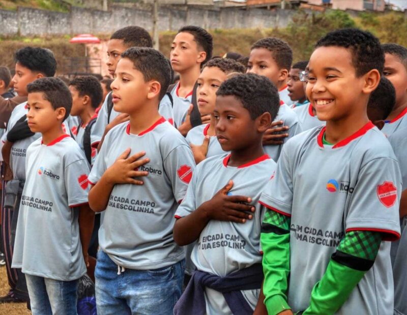 Projeto ‘Cada campo uma escolinha’ oferece aulas gratuitas de futebol feminino e masculino em Itabira