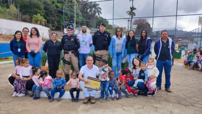 Na manhã dessa quinta-feira (6) o vereador Bruno Cabeção (Avante), em parceria com a Polícia Militar, com a Secretaria Municipal de Obras e a com a Secretaria Municipal de Meio Ambiente finalizou a revitalização da praça da Loanda.