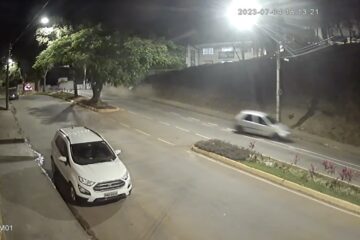 Mulher cai em bueiro, perde controle do carro e desce barranco em Itabira