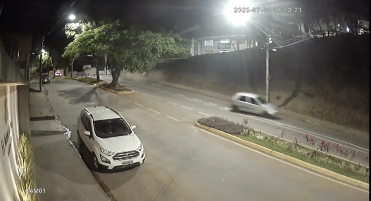 Mulher cai em bueiro, perde controle do carro e desce barranco em Itabira