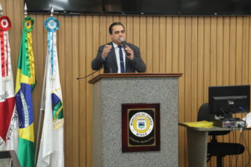 Na tribuna da Câmara, Reinaldo Lacerda celebra pagamento do piso salarial da Enfermagem em Itabira
