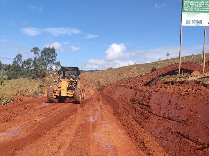 Começam as obras de pavimentação da estrada que liga Alvorada de Minas à MG-010