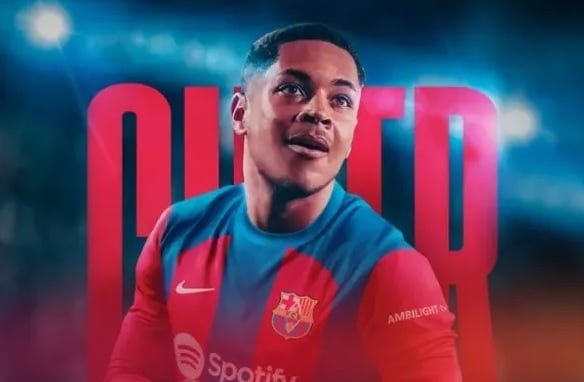 Athletico-PR e Barcelona oficializam transferência de Vitor Roque