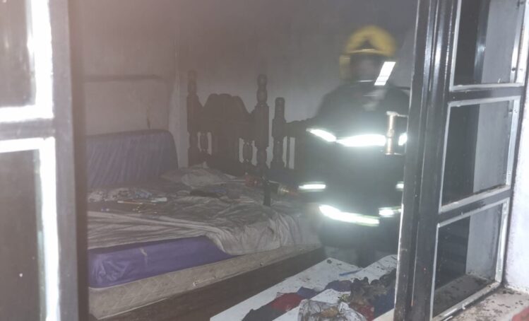 Incêndio em residência mobiliza bombeiros no bairro Barreiro