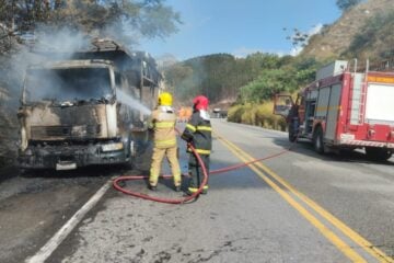 Bombeiros combatem incêndio em veículos na BR-381