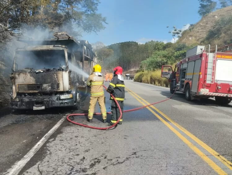 Bombeiros combatem incêndio em veículos na BR-381