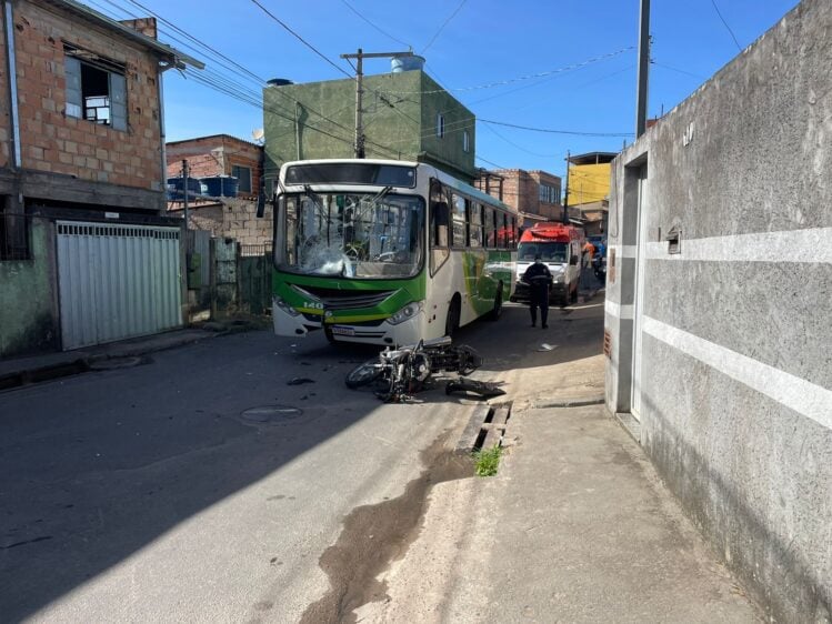 Motociclista é socorrido em estado grave após colisão frontal com ônibus