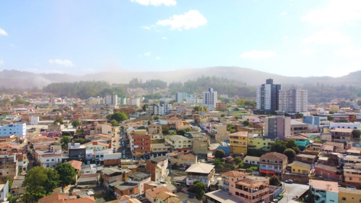 Itabira é atingida por mais uma nuvem de poeira vinda das minas da Vale; veja as imagens