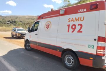 Idoso fica ferido ao ter o veículo atingido por carga excedente