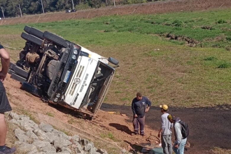 Caminhão da empresa Duro na Queda tomba na avenida Machado de Assis, em Itabira